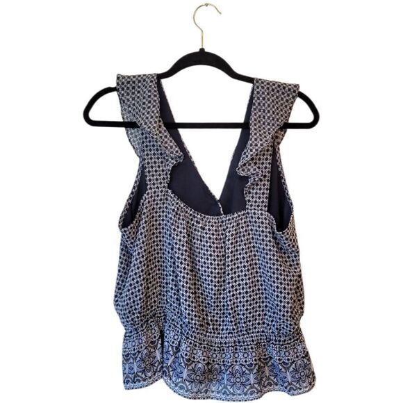 Evereve Women's Blue And White Geo Tile Print Ruffle Blouse Size L - Picture 2 of 6